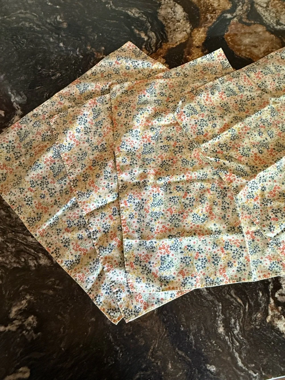 Vintage Floral Napkins Set of 4 – Cottagecore Farmhouse Calico Print - Picture 4 of 7